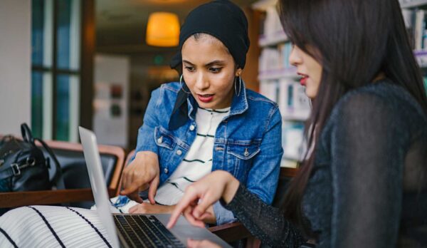 Diseñamos y desarrollamos sitios web, aplicaciones y plataformas e-commerce Diseñamos y desarrollamos sitios web, aplicaciones y plataformas e-commerce