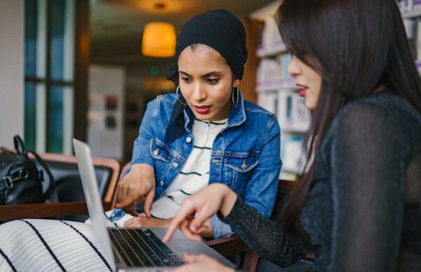 Diseñamos y desarrollamos sitios web, aplicaciones y plataformas e-commerce Diseñamos y desarrollamos sitios web, aplicaciones y plataformas e-commerce